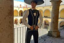 Zapatean a la distancia el Jarabe tapatío (imagen 1)