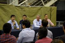 Expone Alfonso Petersen propuestas sobre movilidad urbana y transporte con alumnos del CUAAD (foto 1)