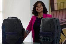 Egresada de diseño de modas crea mochilas que rescatan tradición textil wixárika 3