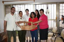 Alumnos del CUAAD donan productos recreativos a personas de la tercera edad 5
