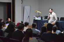 El artista plástico Yuri Zatarain imparte conferencia en CUAAD_1
