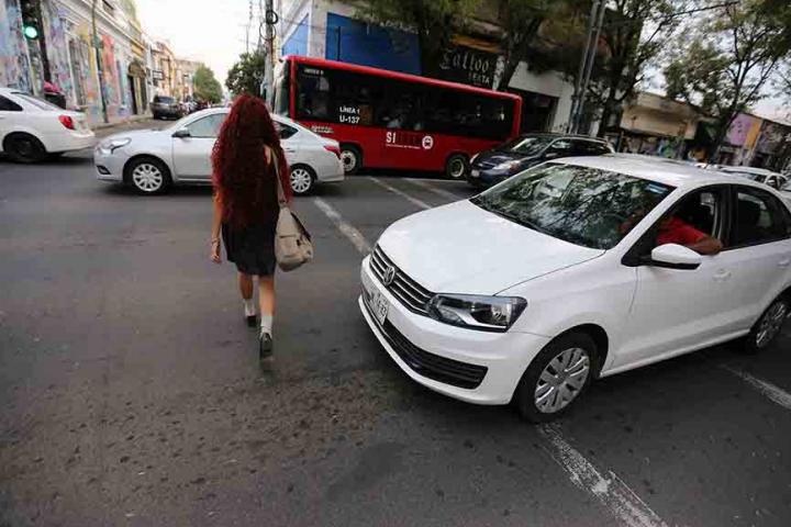 Peatón cruzando la avenida 