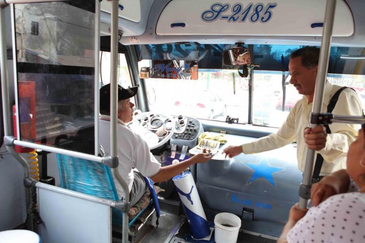 Imagen de usuarios en el transporte público