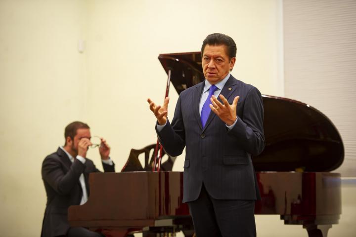 El tenor mexicano Francisco Araiza ofreció, como parte del VI Coloquio Internacional de Música, conferencia magistral.