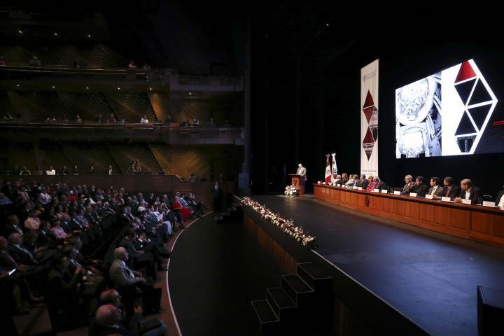 En su mensaje, el Rector General reconoció el trabajo de los académicos y administrativos, quienes han transformado radicalmente a la UdeG