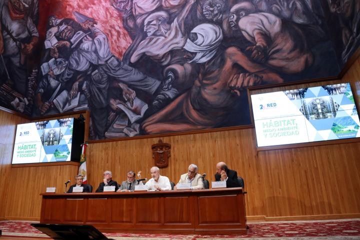 Especialistas, reunidos en el Paraninfo Enrique Díaz de León, en la mesa de conclusiones del I Coloquio Internacional “Hábitat, Medio Ambiente y Sociedad”