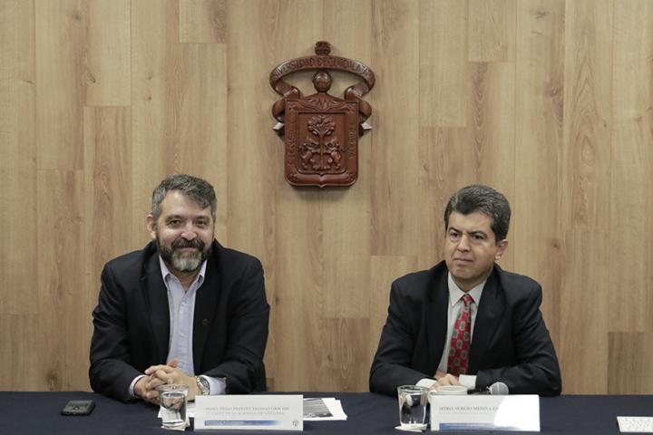 Maestro Sergio Medina y maestro Hugo Ernesto Trujillo en rueda de prensa