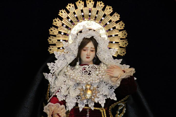 Los significados y orígenes de los elementos que integran el altar: la utilización de papel de china morado, aguas frescas de limón o jamaica, espejos, naranjas agrias con banderillas de papel encajadas, alrededor de una imagen de la Virgen de Dolores, se explicarán por especialistas.