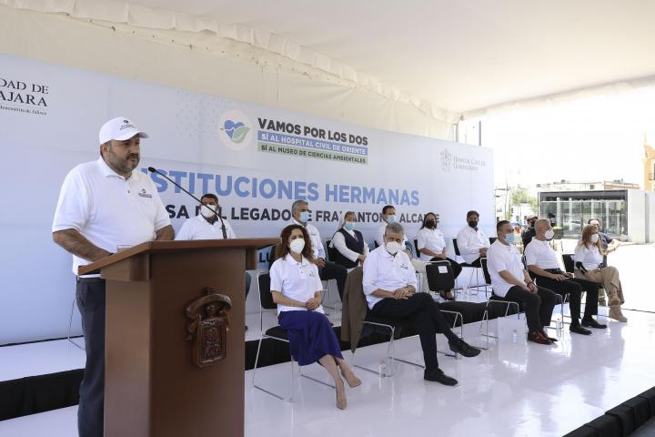 Este anuncio lo realizó Villanueva Lomelí acompañado de representantes de la institución hermana de la UdeG, el Hospital Civil de Guadalajara, así como de los centros universitarios temáticos y regionales, profesores, estudiantes y trabajadores administrativos.