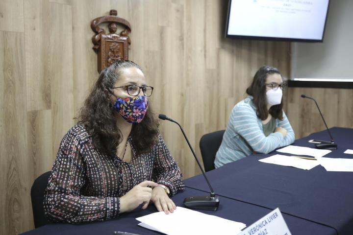 En cuando al desecho de cubrebocas y materiales de protección, indicó que al retirarse debe de doblarse hacia adentro, cortar los resortes, rociarlo con desinfectante y conservarlo en una bolsa por espacio de siete días antes de entregarlo al camión recolector.