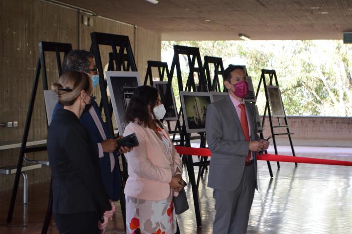 González Madariaga inauguró la exposición Imágenes históricas del edificio CUAAD