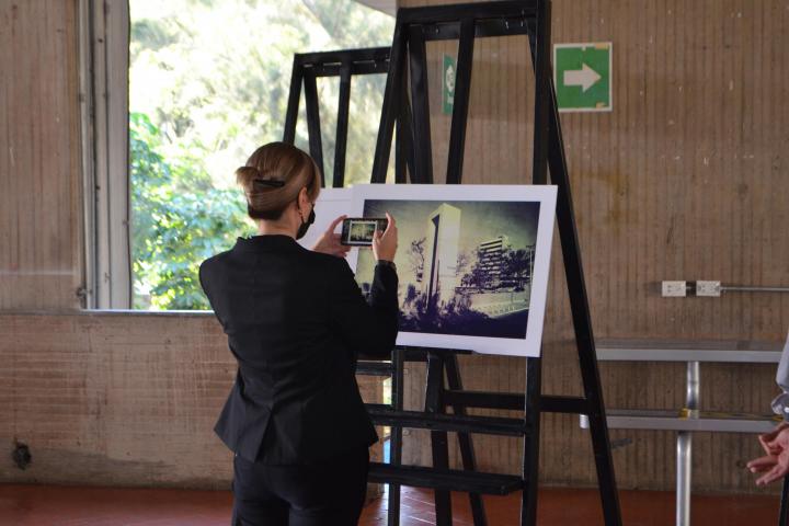 González Madariaga inauguró la exposición Imágenes históricas del edificio CUAAD