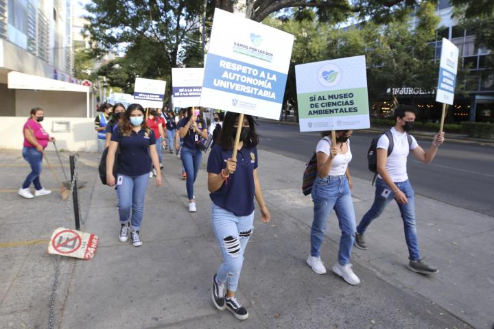 Balpuesta Pérez reconoció la labor de la profesora Teresita Díaz, quien comanda el grupo de baile y cuya representación esta tarde es por la autonomía universitaria.