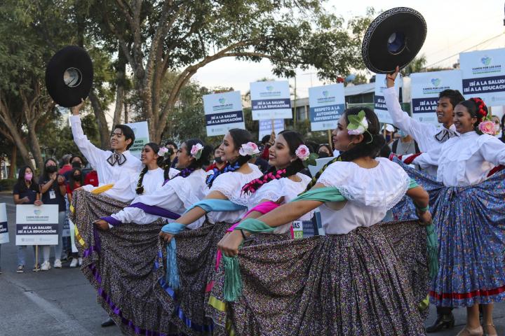 los y las jóvenes bailarines no desatinaron en sus fuertes zapateados y contundentes faldeos. Estaban protestando.