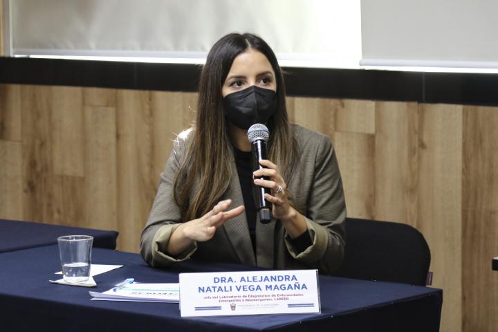 La doctora Alejandra Natali Vega Magaña explicó que, en 2021, prevalecía la variante Delta, sin embargo, en las últimas dos semanas ya se empezaron a detectar los casos de Ómicron.