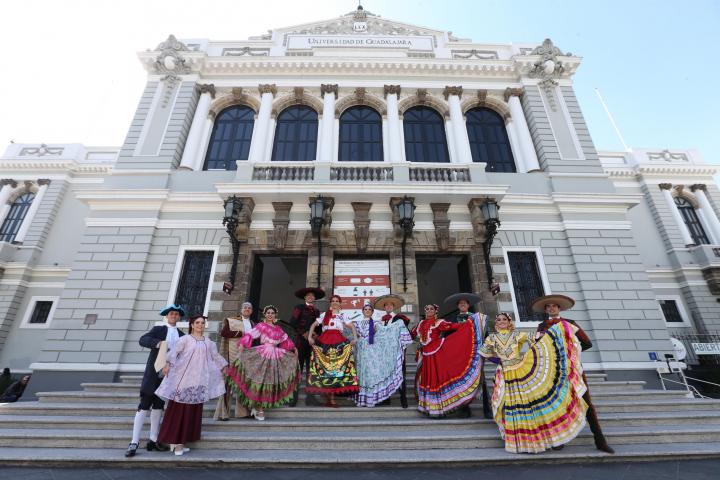 Estos temas musicales son “Las copetonas”, “El son de la Negra”, “El jarabe de Jalisco” (Jarabe largo ranchero), “El maracumbre”, “La madrugada”, “El enamorado”, “La jota tapatía”, “Las alazanas”, “La costilla jalisciense”, “La iguana”, “El pitayero”, “El caballito”, “La culebra”, “Los machetes” y “El jarabe de la botella”.