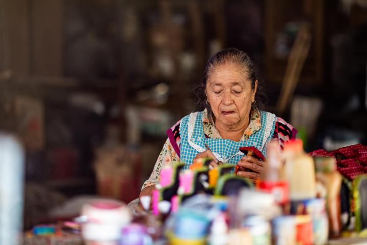 Los tipos de artesanías que crean las realizadoras que son impulsadas por la gestora cultural y Fundación Causa Azul son alfarería, cerámica en alta temperatura, lapidaria, moneros, vidrio y más.