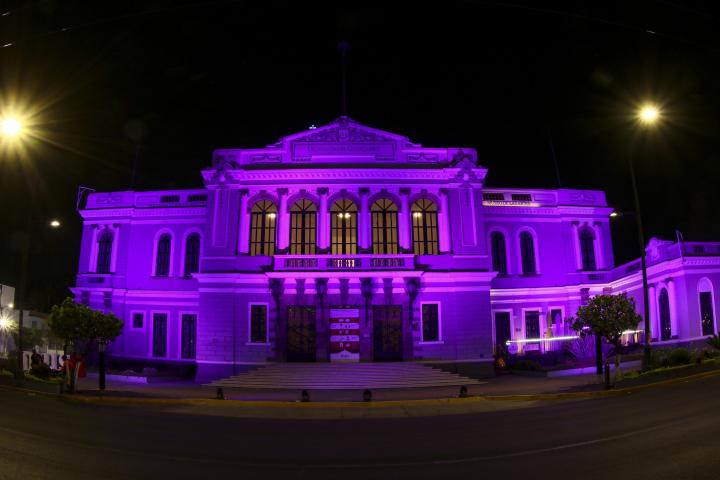 La luz de color morado en la fachada de ambos recintos universitarios podrá observarse la noche del lunes 7 y el martes 8 de marzo, a partir de las 19:00 horas y hasta las 3:00 horas de esos dos días.