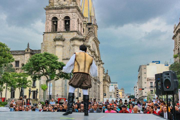 En la obra del Quijote se sumaron artistas escénicos, plásticos y músicos del CUAAD