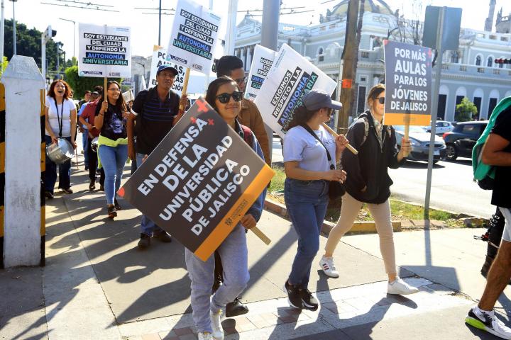 El Rector del CUAAD, doctor Francisco Javier González Madariaga, dijo que la comunidad de la UdeG ha sido respetuosa no sólo con el gobierno estatal, sino con todas y todos los ciudadanos durante las 171 marchas que ha realizado tanto a Casa Jalisco como a la Plaza de la Liberación.