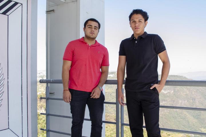 Jonathan Escobar Hernández y Jesús García Esquivel, de octavo semestre de la licenciatura en Arquitectura, quienes lograron el primer lugar.