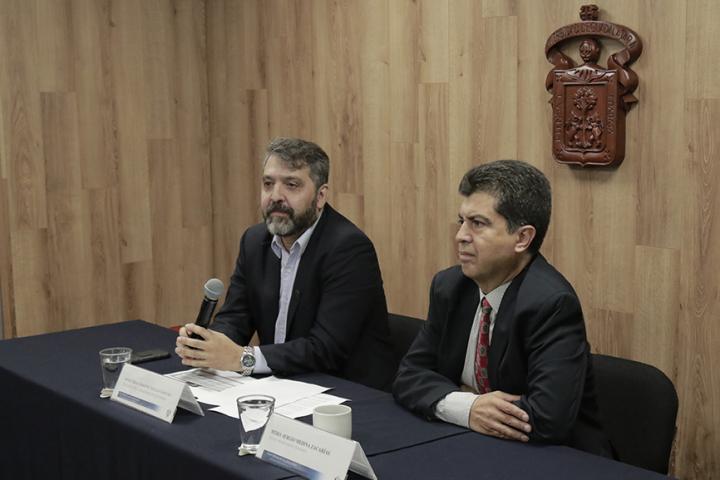 Maestro Sergio Medina y maestro Hugo Ernesto Trujillo en rueda de prensa