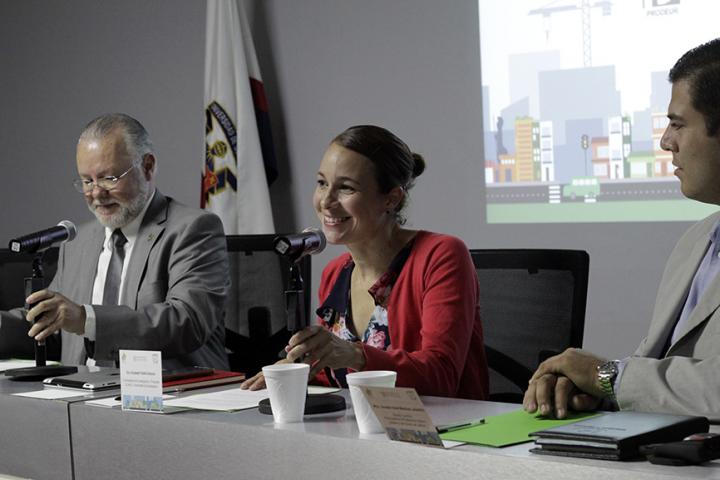 Presidium en la inauguración del foro