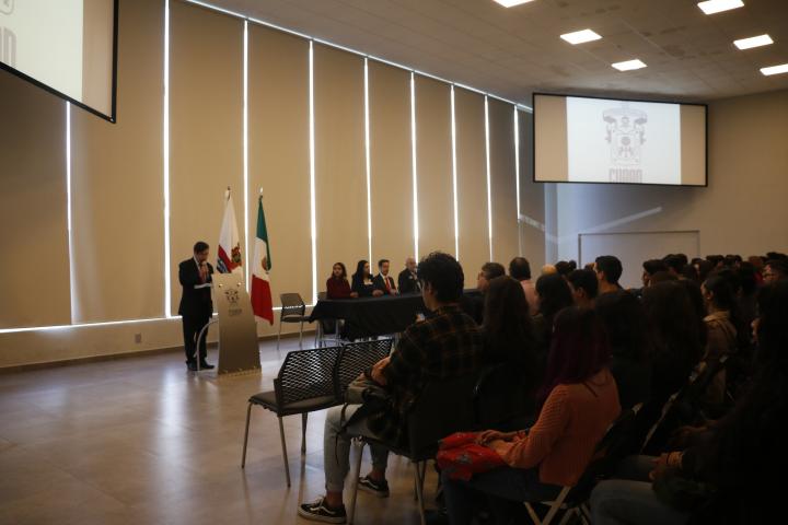 Autoridades universitarias dan bienvenida a estudiantes en cursos de inducción