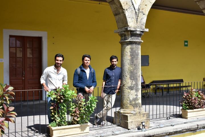 En imagen tres alumnos del CUAAD que fueron premiados por sus obras de grabado