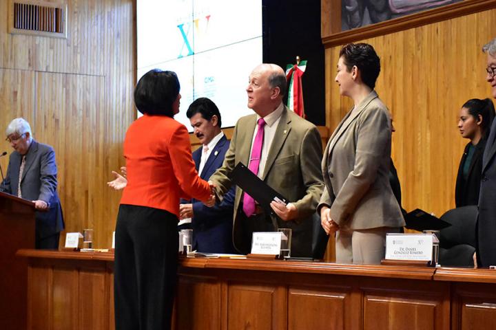 Entrega de reconocimiento a la doctora Maria Luisa García