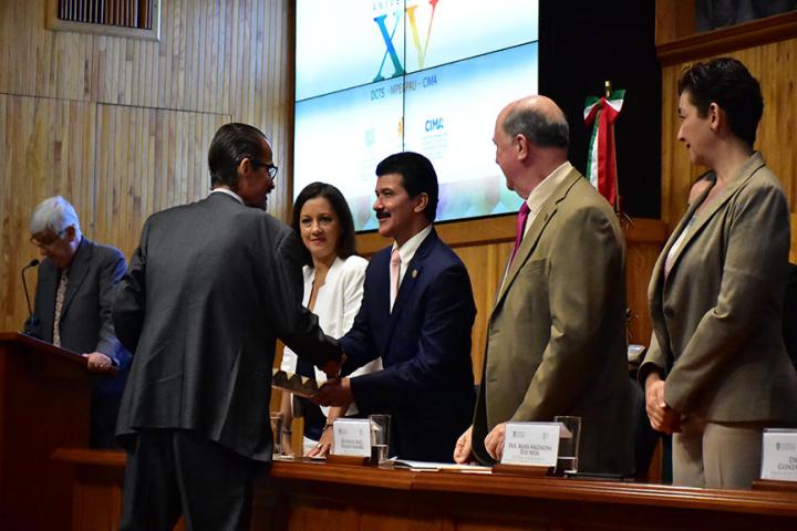 Entrega de reconocimiento al doctor Mario Orozco Abundis