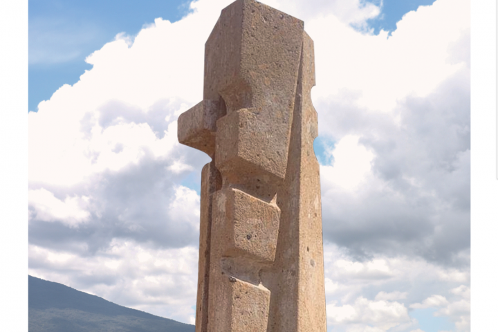 La escultura de tres metros lleva el nombre de Tótem, y es un proyecto en el que destaca la participación del cantero Pablo Fuentes González.