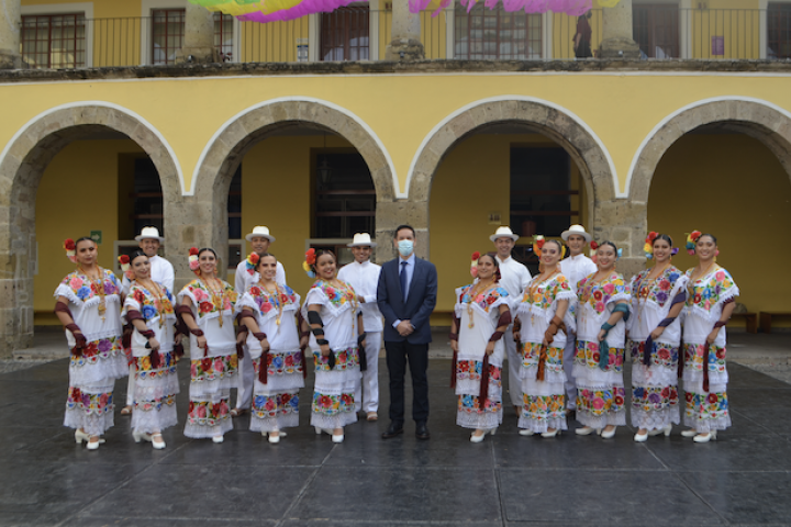 Rector con alumnos con sus trajes típicos 