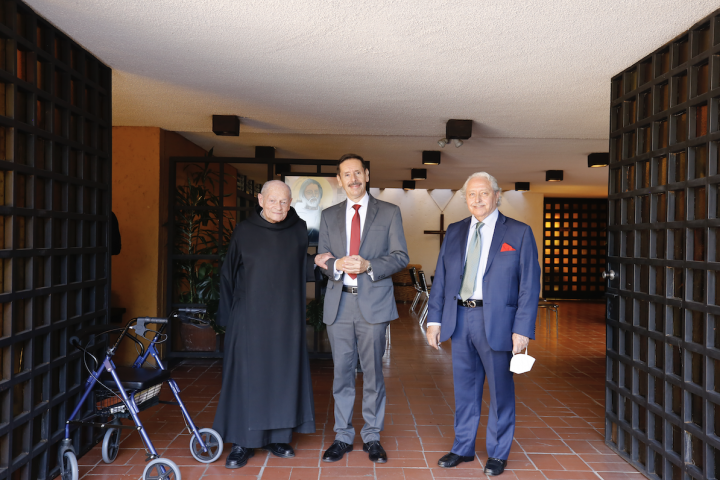 Fray Gabriel Chávez de la Mora acompañado por el Rector del CUAAD