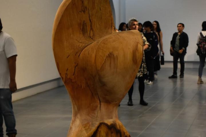 Esculturas en madera de docentes y estudiantes son expuestos en la Galería Jorge Martínez