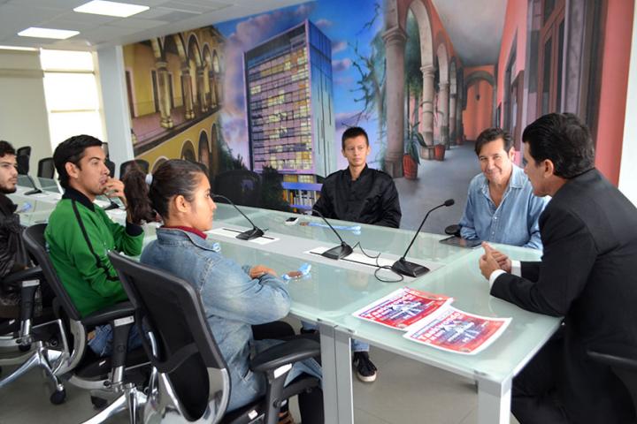 Integrantes del equipo de Taekwondo con el rector del CUAAD