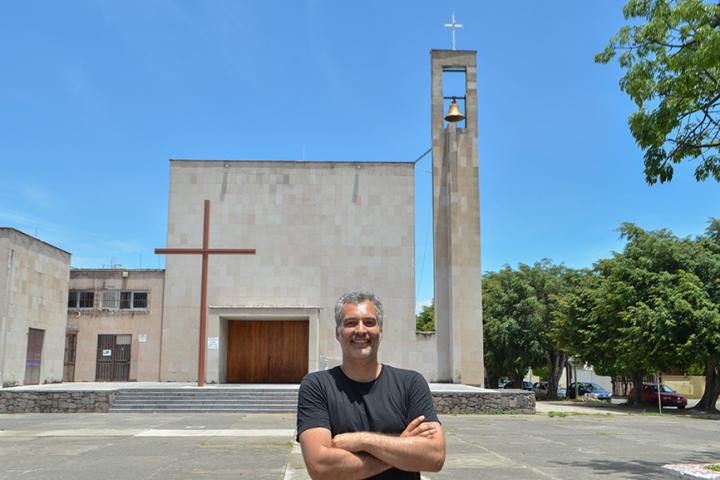 Leonardo Finotti frente a la iglesia del Calvario 