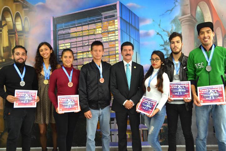 Integrantes del equipo de Taekwondo con el rector del CUAAD