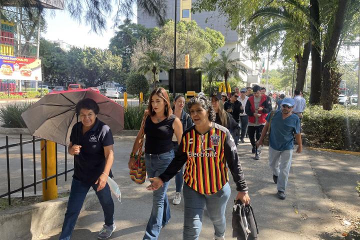 Las y los universitarios recorrieron las calles desde el edificio de Rectoría General hasta Casa Jalisco con cánticos y mucho ritmo, y al grito de “¡UdeG, UdeG!”.  