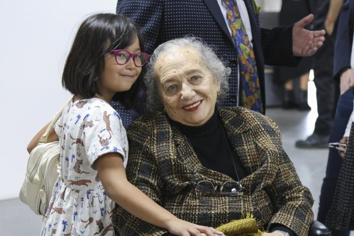 La exposición muestra, a través de imágenes, algunos momentos de la vida de Fernando del Paso.