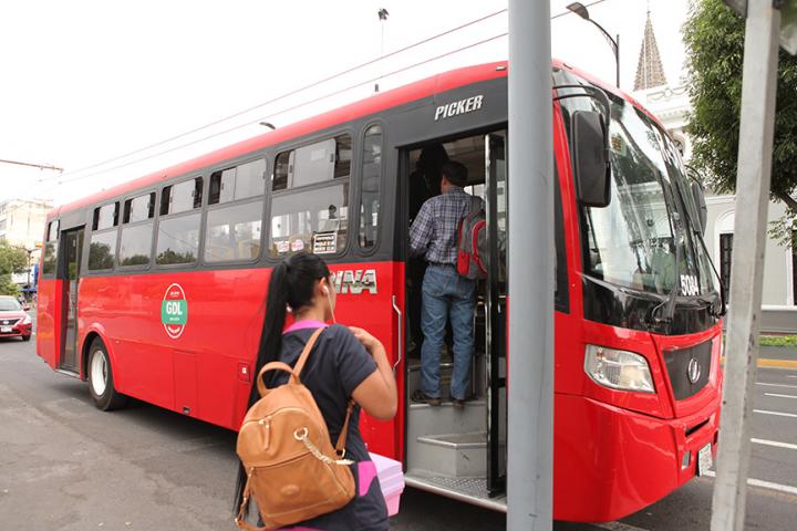 Mujer en la parada del transporte publico 