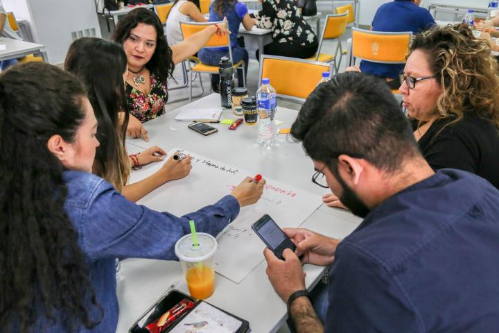 Trabajadores del hospital realizan las actividades