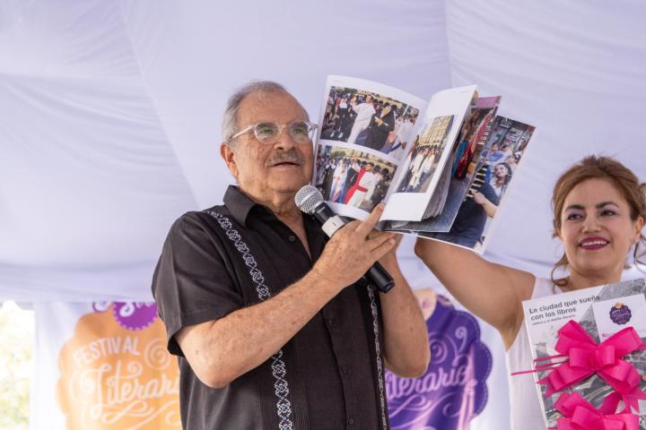 CUAAD se engalana con fiesta literaria, que incluye desfile y conversatorios
