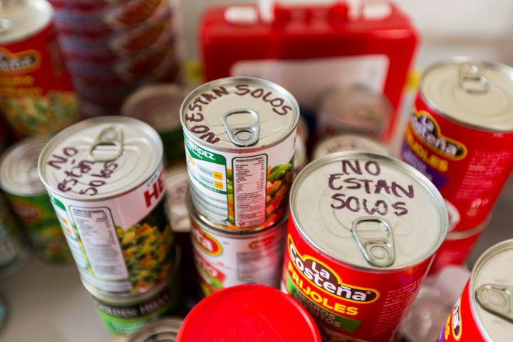 Latas de comida con mensajes para damnificados