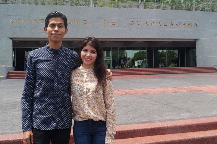 Octavio Coral Jaime  y Diana Carolina Iñiguez Estrada en la explanada del Edificio de Rectoría UdeG