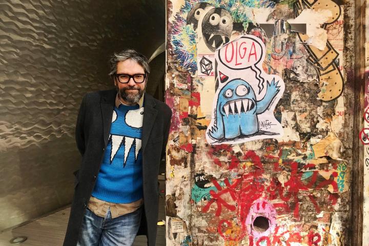 Con trazos que evocan a personajes fantásticos, el historietista, pintor, editor e ilustrador argentino Ricardo Siri “Liniers”, será galardonado con “La Catrina”