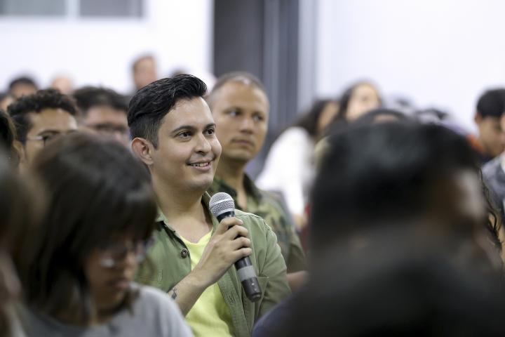 Paz le pidió a uno de los jóvenes que posara en función de lo que quería representar, mientras que otro lo fotografiaba.