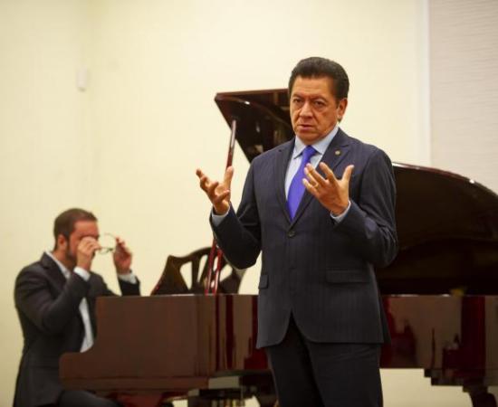 Tenor Francisco Araiza comparte su experiencia con cantantes y estudiantes de Música (foto 1)