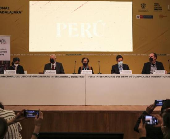 CUAAD reconoce a Silvia Arango Cardinal con la Medalla “Jorge Camberos Garibi”_1