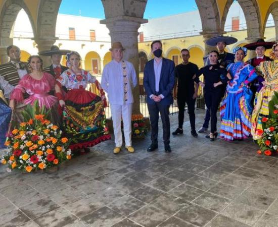 Zapatean a la distancia el Jarabe tapatío (imagen 6)